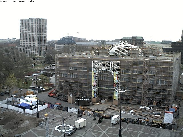 Blick vom Stadthaus auf den Friedensplatz und das Dortmunder Rathaus.